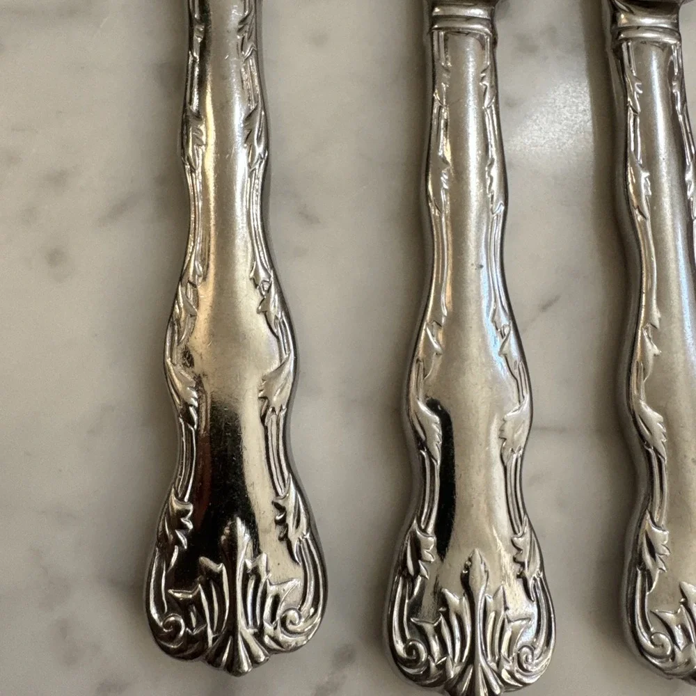 Reed Barton VICTORIA Dinner Knives Stainless Steel Glossy Scrolls Lot Of 4